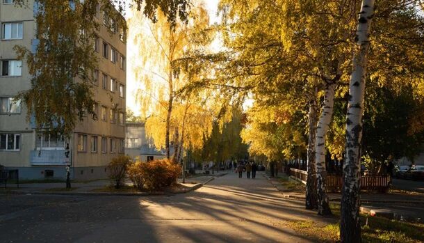 В равноденствие 23 сентября день всё равно будет длиннее ночи на 10 минут — сравняются они только 25-го